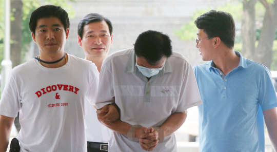 지난 26일 검거된 서울 잠원동 새마을금고 강도 용의자 최모 씨가 28일 오후 구속 전 피의자심문(영장실질심사)에 출석하기 위해 서초구 서울중앙지방법원으로 들어서고 있다.